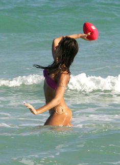 Сексуальная Джессика Альба в мокром купальнике на пляже в Майами фото #36