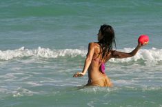 Сексуальная Джессика Альба в мокром купальнике на пляже в Майами фото #37