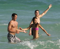 Сексуальная Джессика Альба в мокром купальнике на пляже в Майами фото #39