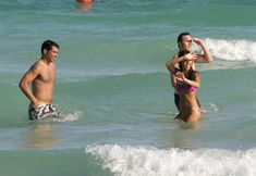 Сексуальная Джессика Альба в мокром купальнике на пляже в Майами фото #40