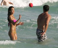 Сексуальная Джессика Альба в мокром купальнике на пляже в Майами фото #42