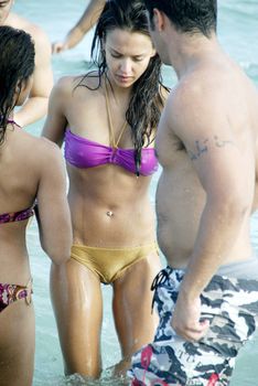 Сексуальная Джессика Альба в мокром купальнике на пляже в Майами фото #43