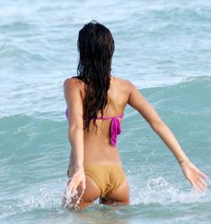Сексуальная Джессика Альба в мокром купальнике на пляже в Майами фото #48