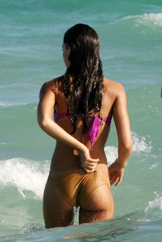 Сексуальная Джессика Альба в мокром купальнике на пляже в Майами фото #52