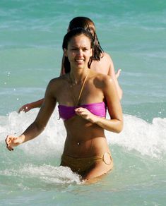Сексуальная Джессика Альба в мокром купальнике на пляже в Майами фото #54