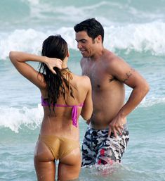 Сексуальная Джессика Альба в мокром купальнике на пляже в Майами фото #56