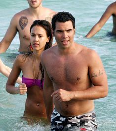 Сексуальная Джессика Альба в мокром купальнике на пляже в Майами фото #58