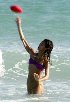Сексуальная Джессика Альба в мокром купальнике на пляже в Майами фото #59