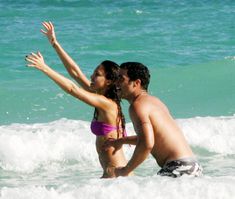 Сексуальная Джессика Альба в мокром купальнике на пляже в Майами фото #60