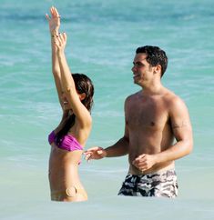 Сексуальная Джессика Альба в мокром купальнике на пляже в Майами фото #61