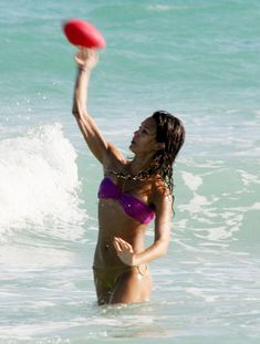 Сексуальная Джессика Альба в мокром купальнике на пляже в Майами фото #63