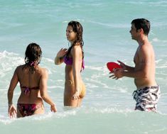 Сексуальная Джессика Альба в мокром купальнике на пляже в Майами фото #64