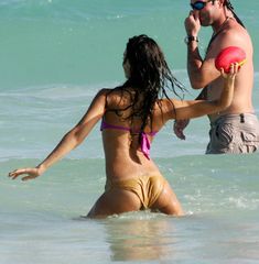 Сексуальная Джессика Альба в мокром купальнике на пляже в Майами фото #65