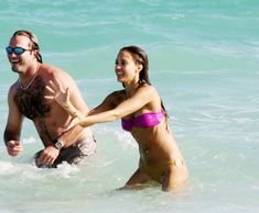 Сексуальная Джессика Альба в мокром купальнике на пляже в Майами фото #66