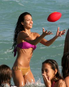 Сексуальная Джессика Альба в мокром купальнике на пляже в Майами фото #67
