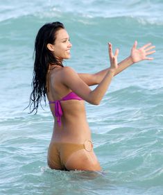 Сексуальная Джессика Альба в мокром купальнике на пляже в Майами фото #68