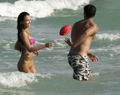 Сексуальная Джессика Альба в мокром купальнике на пляже в Майами фото #73