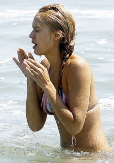 Красивая и соблазнительная Джессика Альба отдыхает на пляже в Малибу фото #11