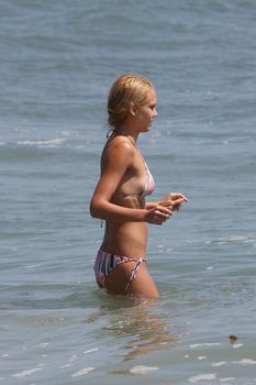 Красивая и соблазнительная Джессика Альба отдыхает на пляже в Малибу фото #18