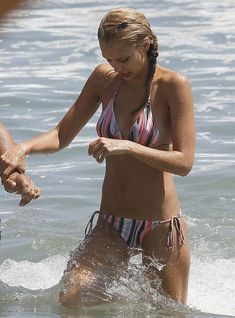 Красивая и соблазнительная Джессика Альба отдыхает на пляже в Малибу фото #19