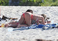 Джулианна Хаф на пляже в Майами фото #5