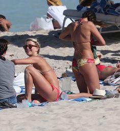 Джулианна Хаф на пляже в Майами фото #7
