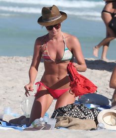 Джулианна Хаф на пляже в Майами фото #9