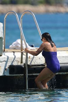 Сексуальная Розарио Доусон в мокром купальнике в Каннах фото #9