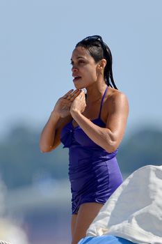 Сексуальная Розарио Доусон в мокром купальнике в Каннах фото #24