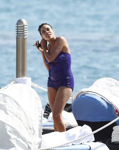 Сексуальная Розарио Доусон в мокром купальнике в Каннах фото #29