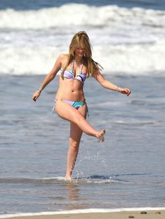 Соблазнительная Миша Бартон в бикини на пляже Малибу фото #9