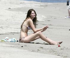Аппетитное тело Мишы Бартон в бикини на пляже Малибу фото #5