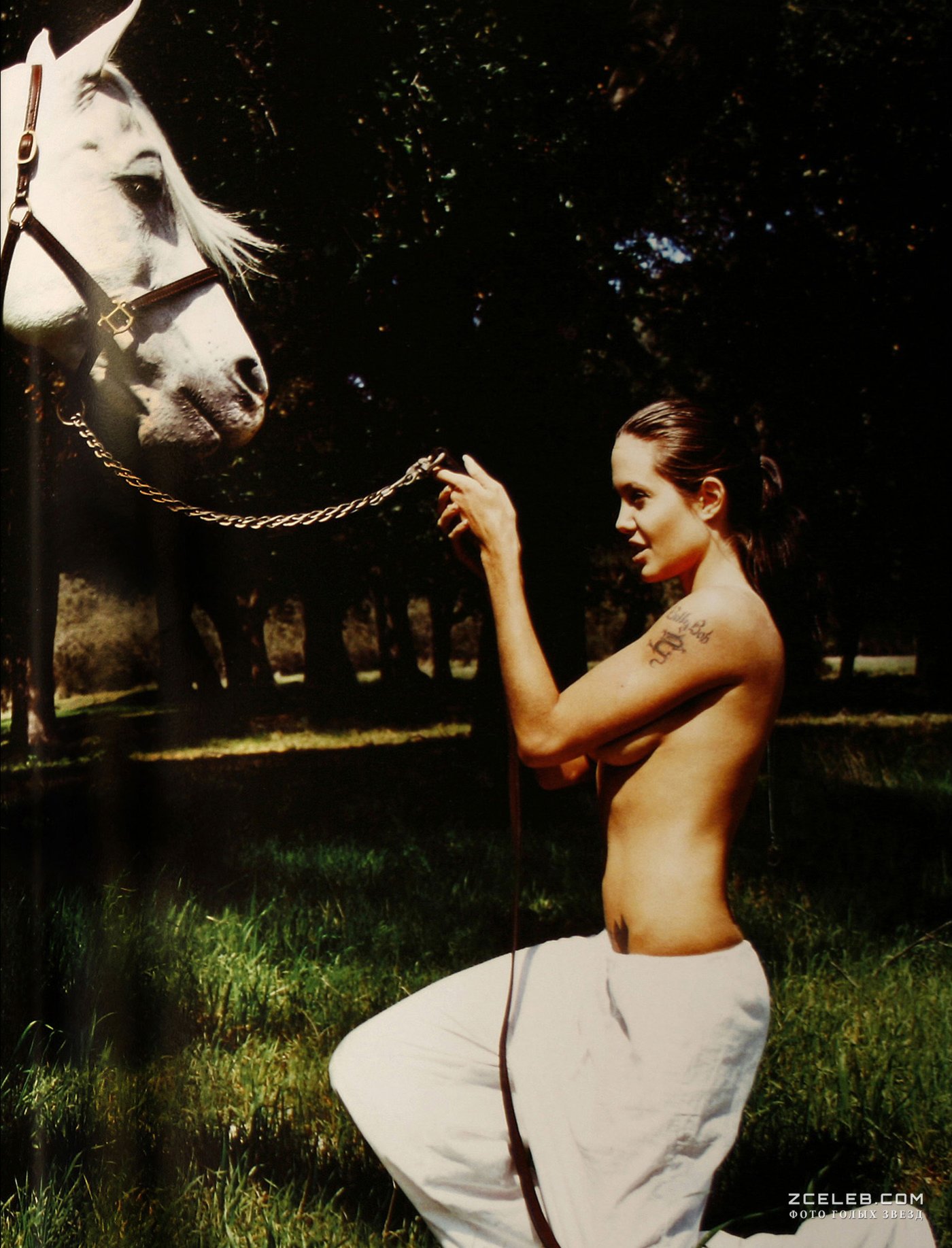 Эротическая фотосессия Анджелины Джоли для журнала Rolling Stone, Июль 2001  / ZCELEB.COM