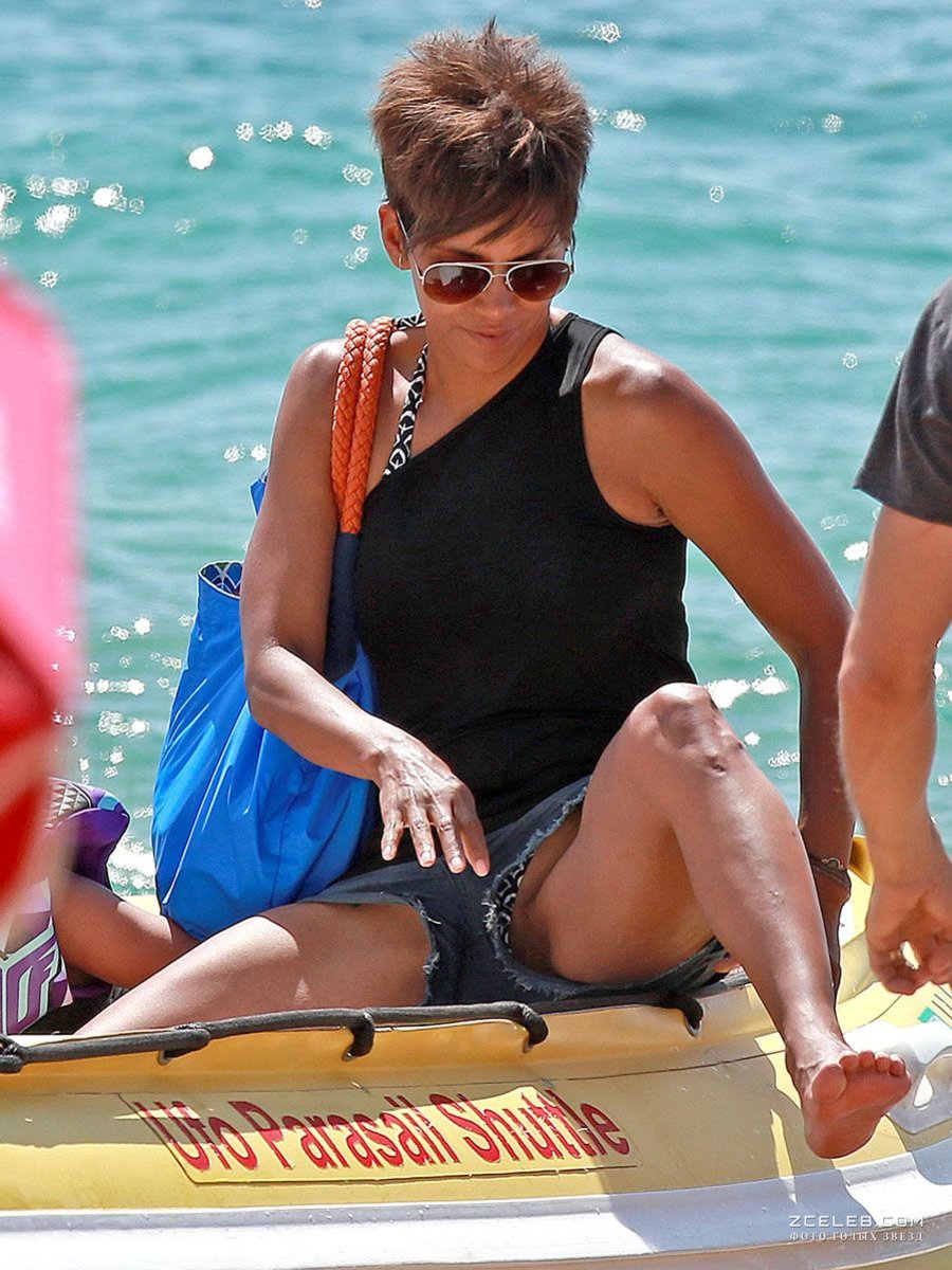Сексуальная Холли Берри раздвинула ножки в Мауи, 27.08.2014 