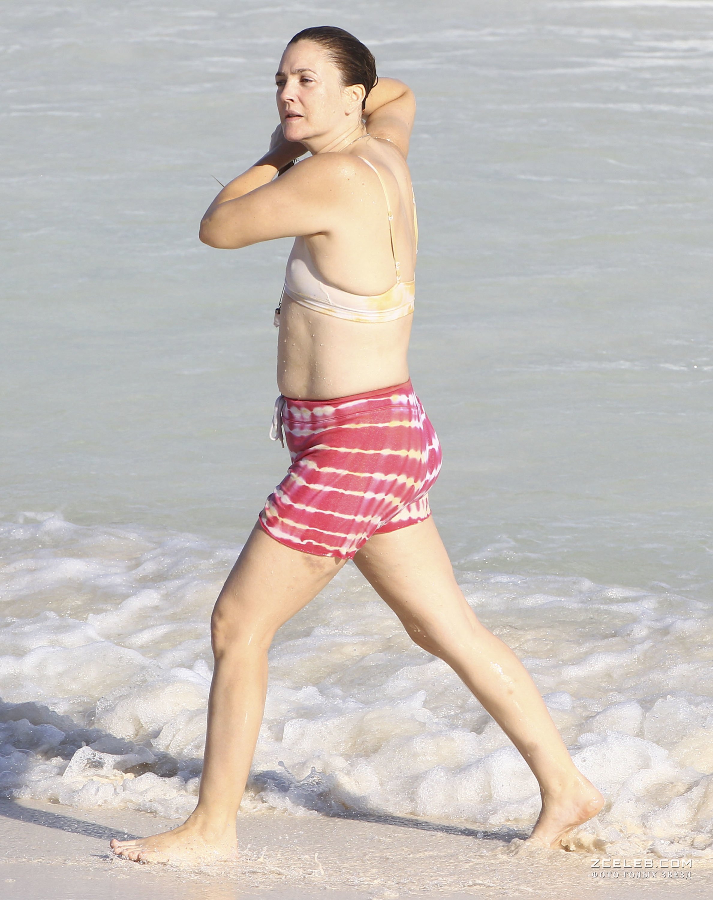 Торчащие соски Дрю Бэрримор в купальнике на пляже Майами, 12.11.20167