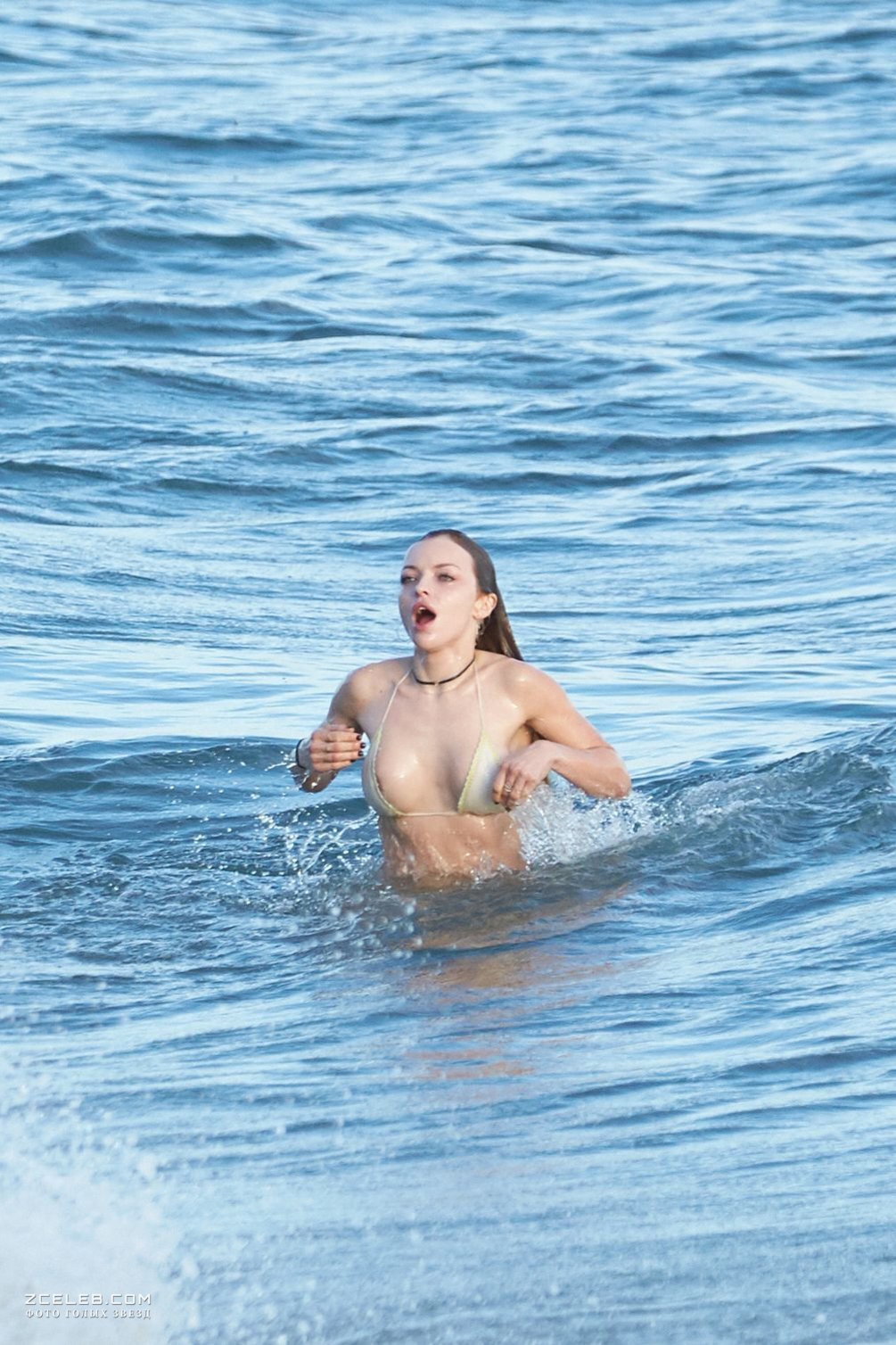 Сексуальная Франческа Иствуд засветила грудь на пляже в Малибу, 31.03.2017.