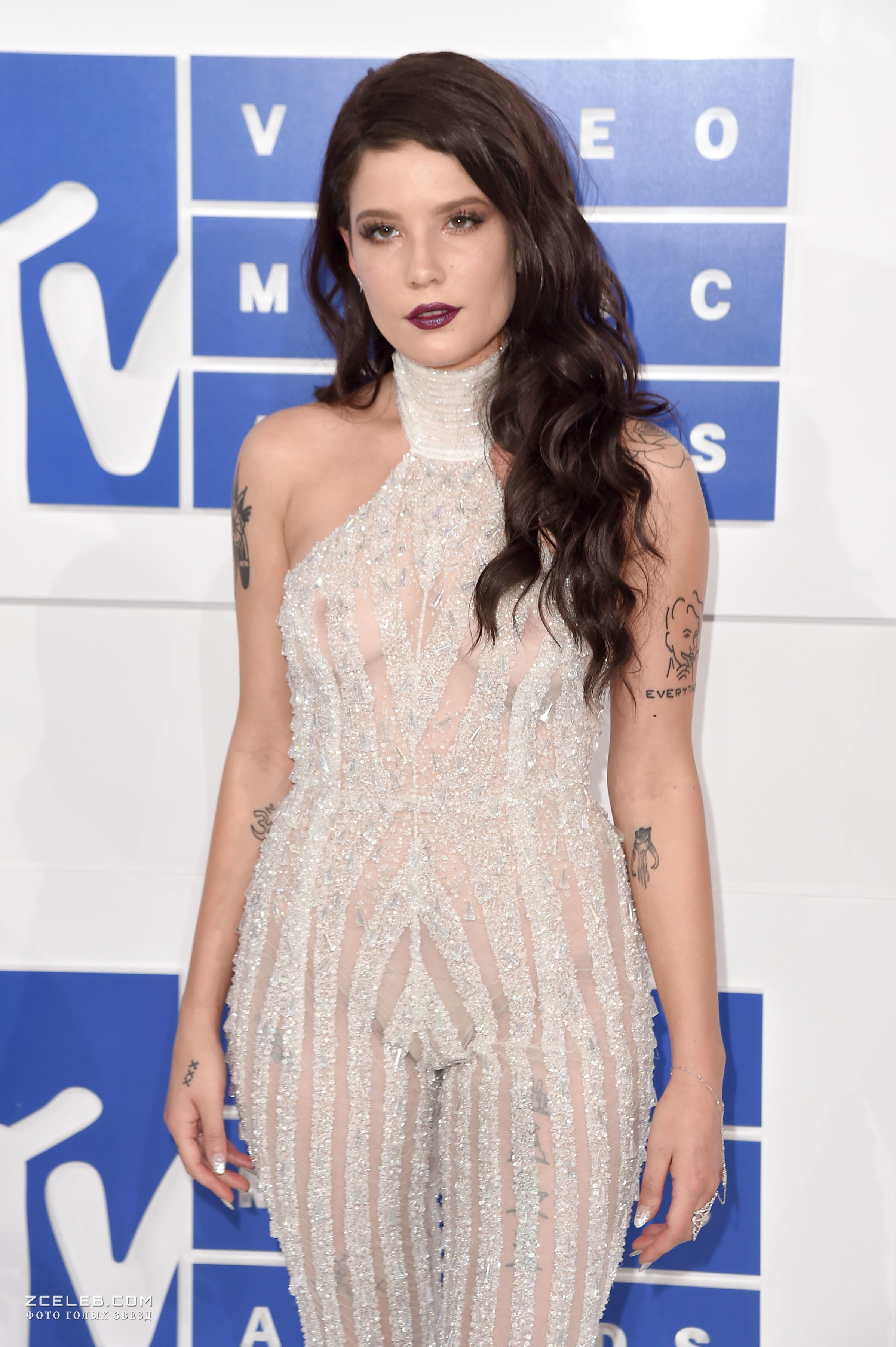 Обнажённая Холзи в прозрачном наряде на MTV Video Music Awards, 2016.
