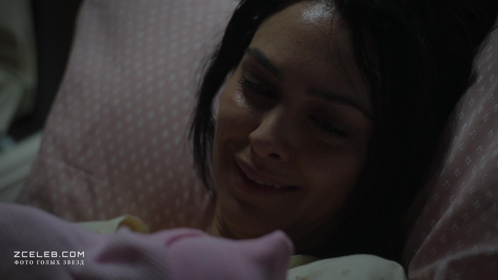 Голая грудь Назанин Бониади в сериале "По ту сторону", 2016.