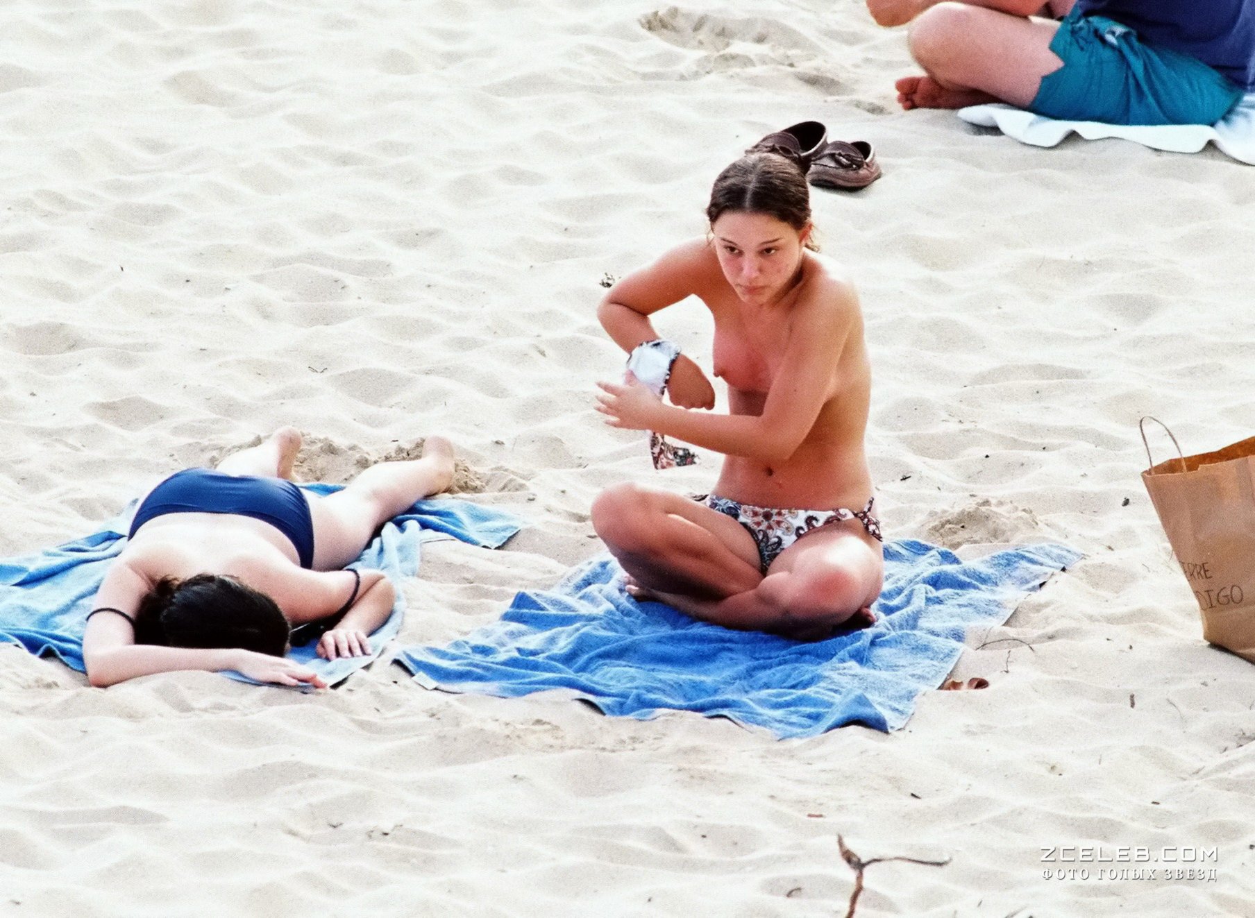 Голая грудь Натали Портман на пляже в Санкт-Бартс, 2001 / ZCELEB.COM