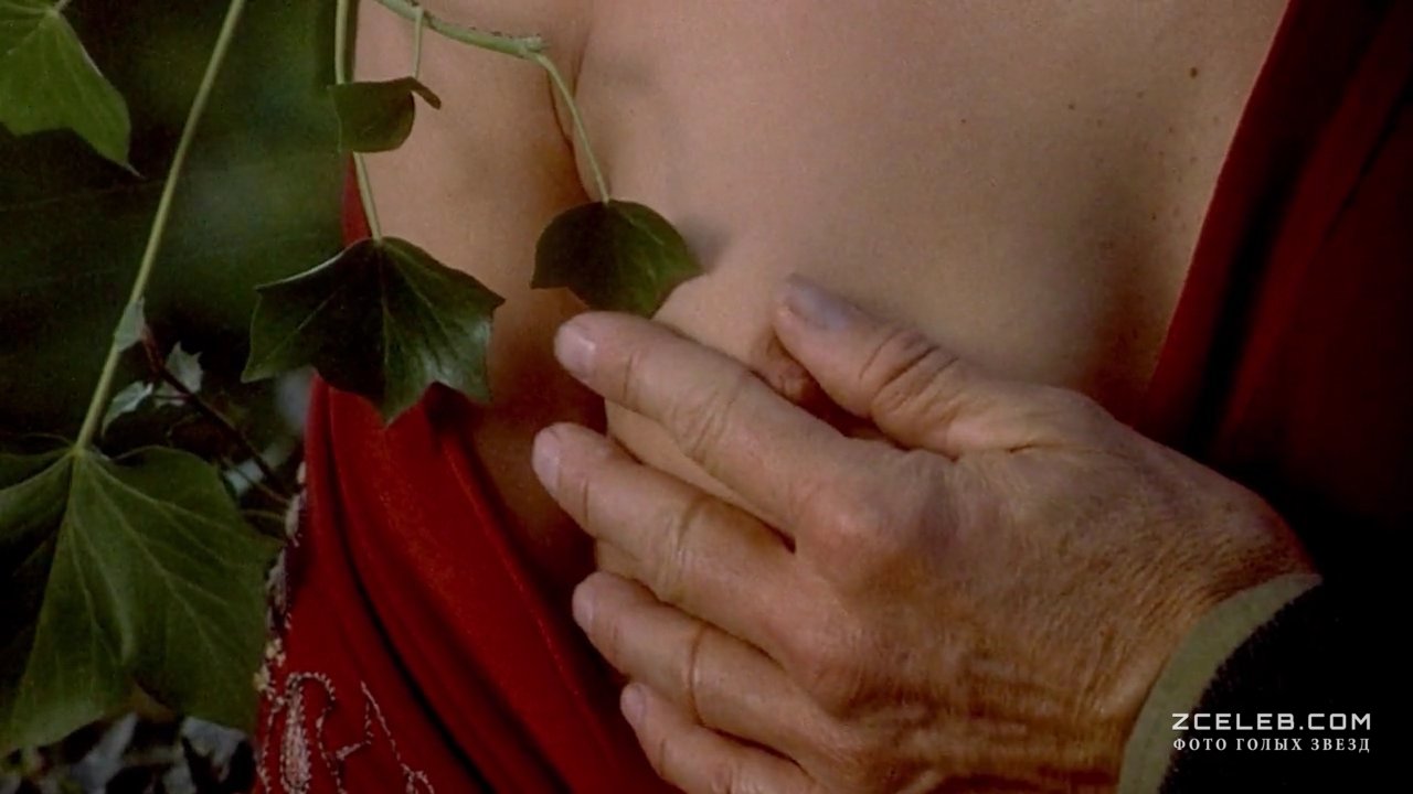 Голая Мария де Медейруш в фильме "Генри и Джун", 1990.