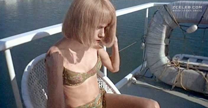 Миа Фэрроу оголила грудь и попу в фильме "Ребенок Розмари", 1968.