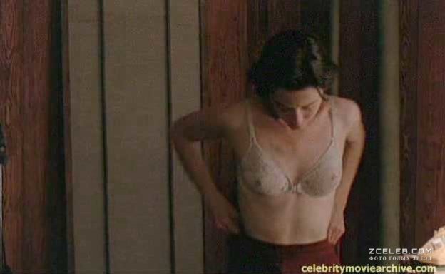 Полностью голая Молли Паркер в фильме "Поцелуй со смертью", 1996.