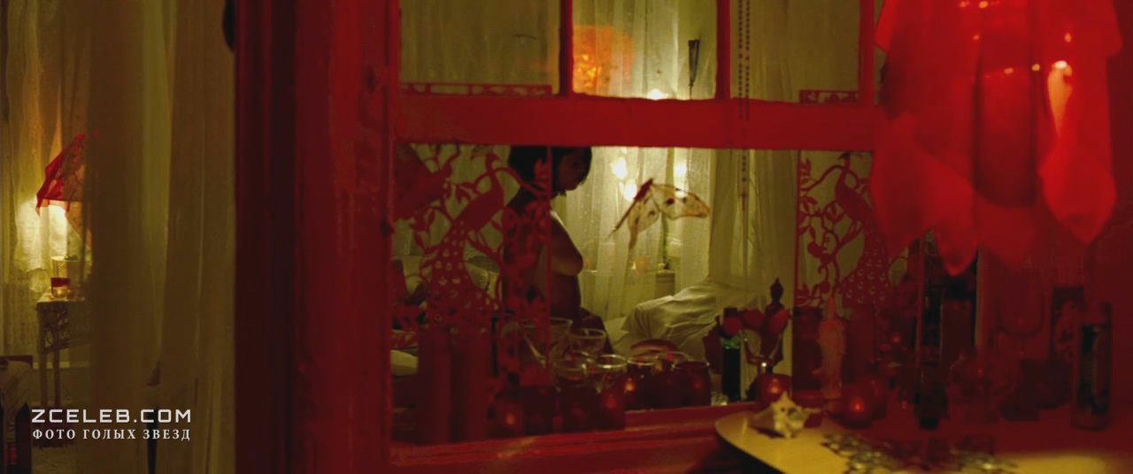 Голая Шеннон Кэйн в фильме "Бруклинские полицейские", 2009.