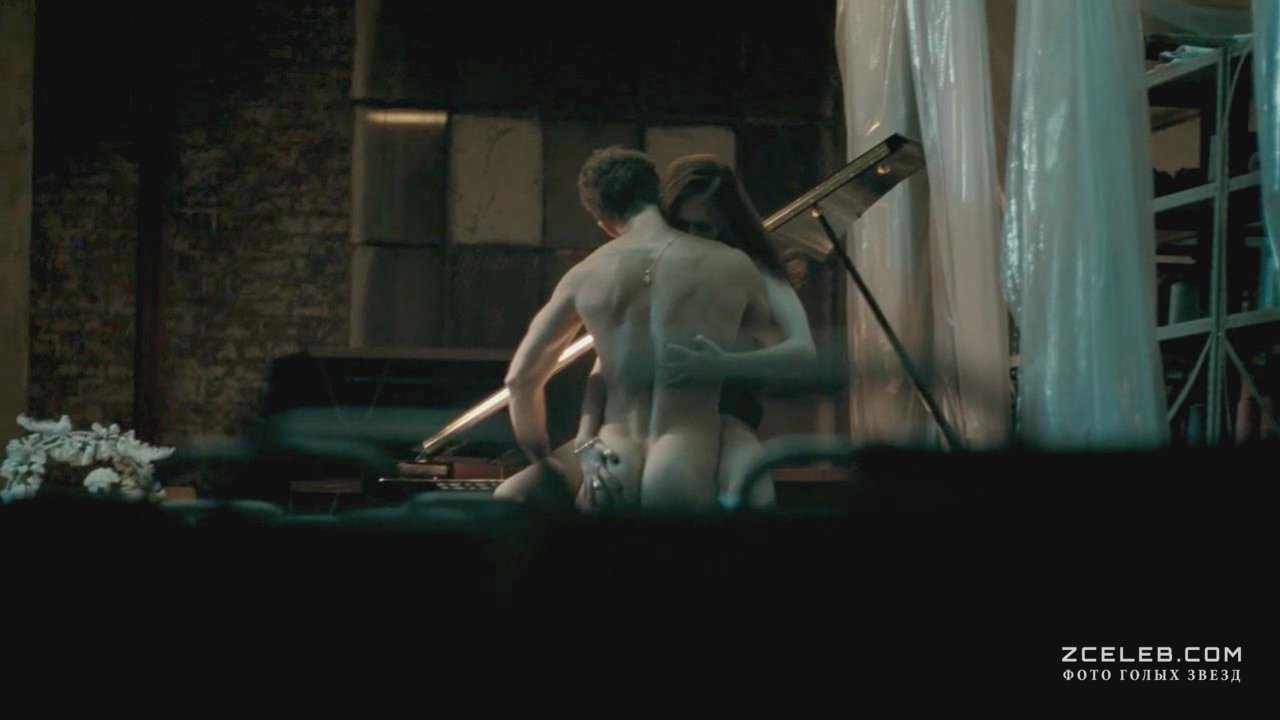 Голая грудь Элизабет МакЛафлин в сериале "Десница Божья", 2014.