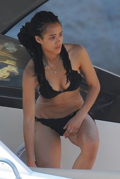 Секси Натали Эммануэль в черном бикини на острове Искья, 15.07.2015