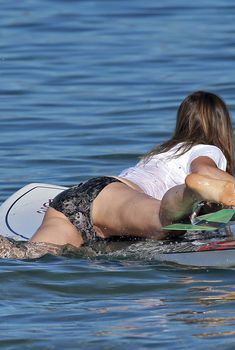 Оливия Уайлд раздвинула ноги в купальнике на пляже в Мауи, 08.12.2014