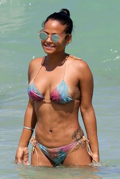 Возбуждающие формы Кристины Милиан в мокром купальнике на пляже в Майами, 15.05.2015
