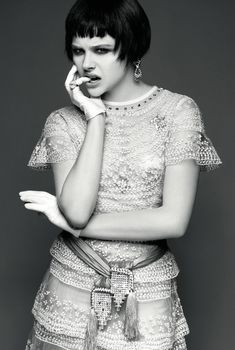 Хлои Морец без лифчика в журнале Vogue, Апрель 2012
