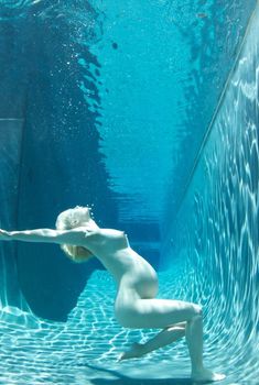 Обнаженная беременная Дженьюэри Джонс под водой в бассейне