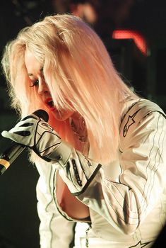 Рита Ора засветила сосок на сцене, Ноябрь 2012